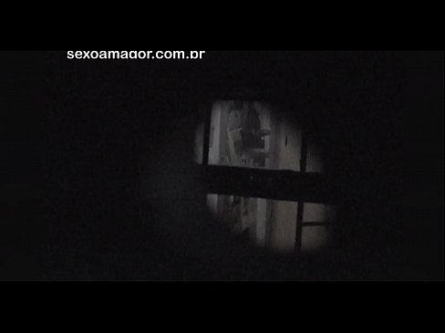 ❤️ Блонди ба таври махфӣ аз ҷониби як сайёҳи ҳамсоя, ки паси хиштҳои холӣ пинҳон шудааст, сабт мешавад ☑ Супер секс дар мо ❌